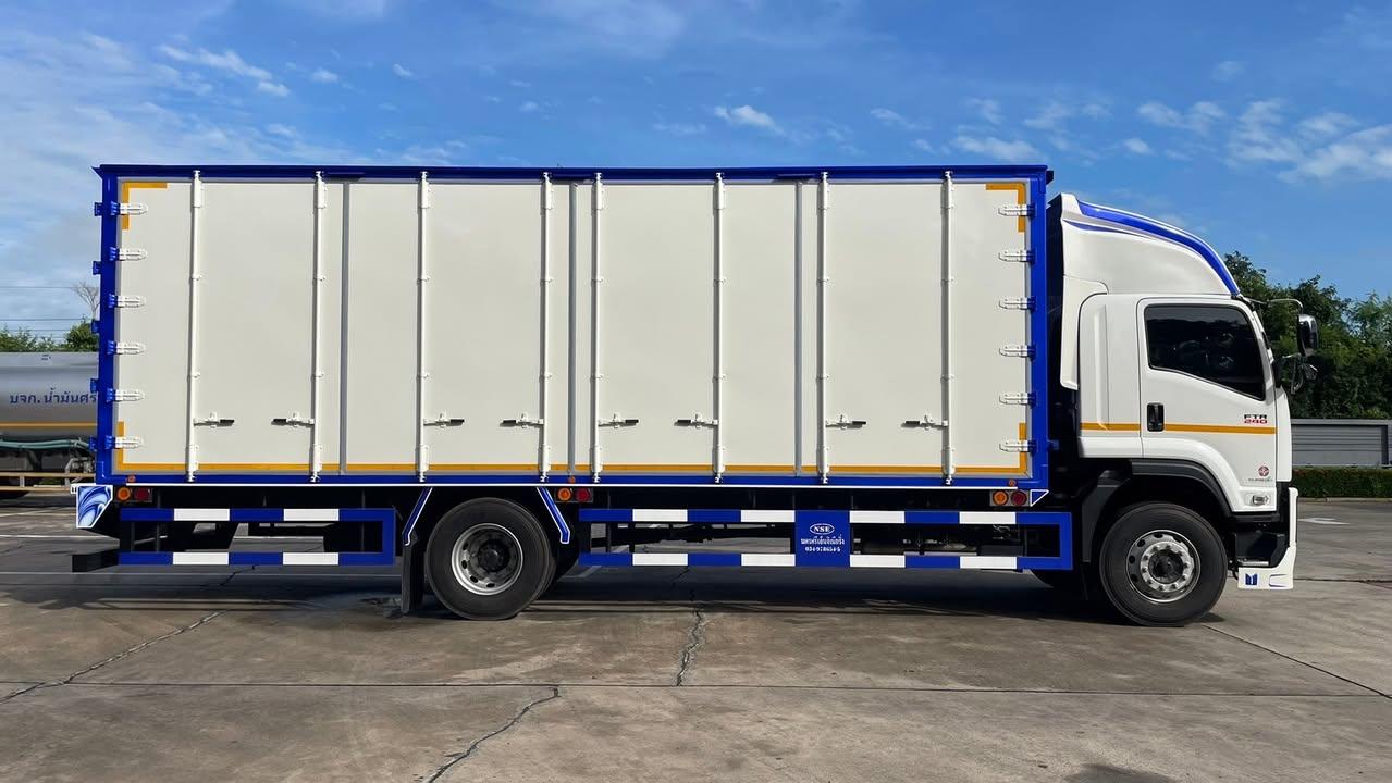 รถบรรทุกแบบตู้บรรทุก